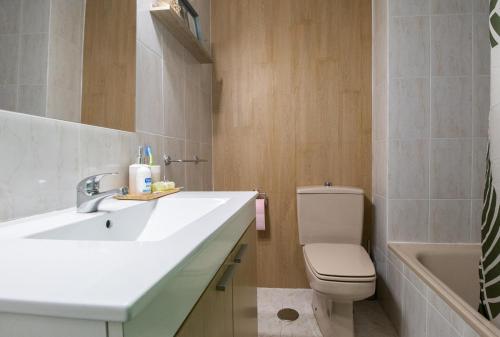 Un baño con lavabo, inodoro y bañera. en O sete dos Soportais, en Pontevedra