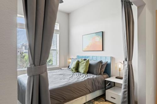 Ένα ή περισσότερα κρεβάτια σε δωμάτιο στο Spacious 2BR King Bed Suites Close to Downtown and Airport