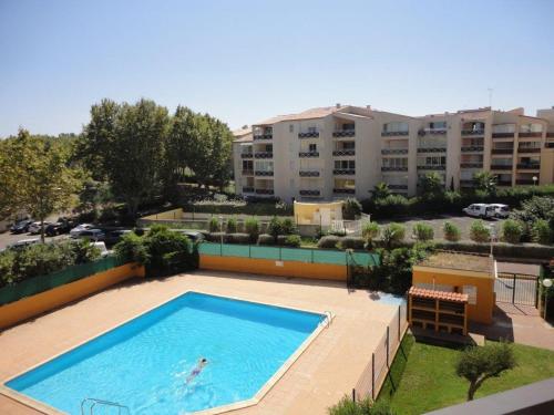 une vue aérienne d'une piscine dans un immeuble dans l'établissement SOPRALAND Joli T3 piscine proche plage Richelieu Cap d'Agde, au Cap d'Agde