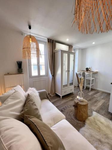 un salon avec un canapé blanc et une table dans l'établissement Studio 2 neuf à 100m des plages et de la gare, à Saint-Raphaël