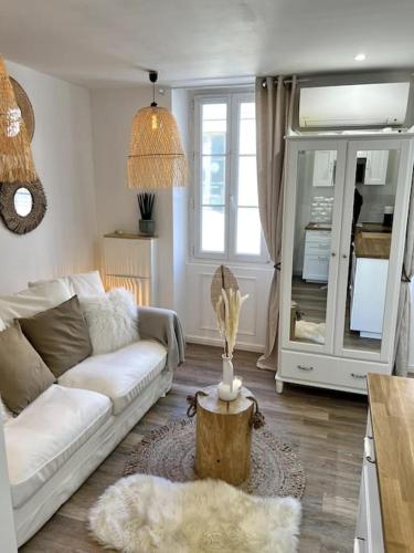 un salon avec un canapé blanc et une table dans l'établissement Studio 2 neuf à 100m des plages et de la gare, à Saint-Raphaël