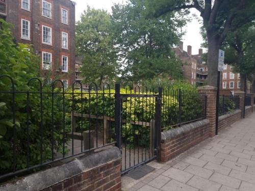 a black iron fence in front of a building at Beautiful 2 Bedroom Flat in Frampton Street in London