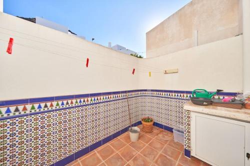 una cocina con una pared de azulejos de colores en La Casa del Sur, en San José