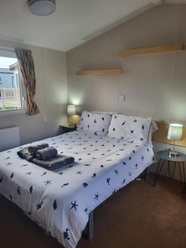 Un dormitorio con una cama grande con estrellas azules. en Beach View en Whitstable