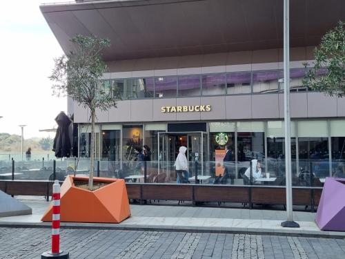 un magasin devant un immeuble avec des gens qui y marchent dans l'établissement Premium Stay 3 BDR Maslak 1453, à Istanbul