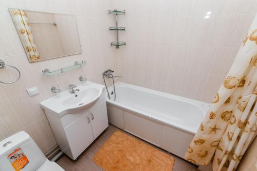Ένα μπάνιο στο Akvarel Apartment near ADK