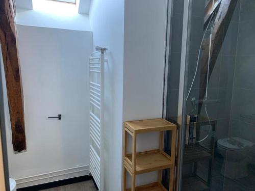 a bathroom with a shower with a glass shower backdoor at Maison de campagne chez Tatiana in Adé