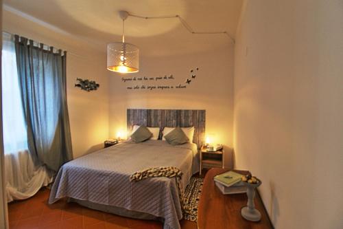 een slaapkamer met een bed met woorden op de muur bij Casa Peppa in Lazise