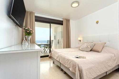 Postel nebo postele na pokoji v ubytování Beautiful apartment with stunning sea views and a large terrace!