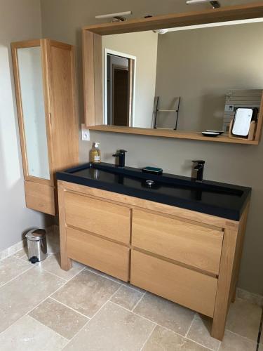 une salle de bain avec un lavabo et un miroir dans l'établissement La Petite Reine, à Villes-sur-Auzon