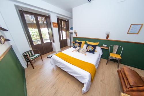 1 dormitorio con 1 cama con manta verde y amarilla en UN SUEÑO EN SEVILLA, en Sevilla