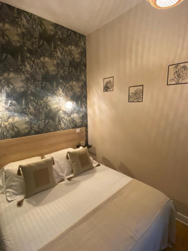 Ένα ή περισσότερα κρεβάτια σε δωμάτιο στο Logis Hôtel Le Cygne