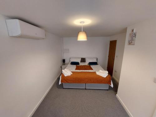 a small bedroom with two beds in a room at Apartment Balmoral Road in Northampton