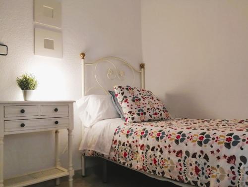 a bedroom with a bed and a dresser with a bedspread at Sueños de Córdoba in Córdoba
