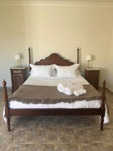 - une chambre avec un lit et 2 serviettes dans l'établissement Gualeguaychú Golf y verdes, à Gualeguaychú