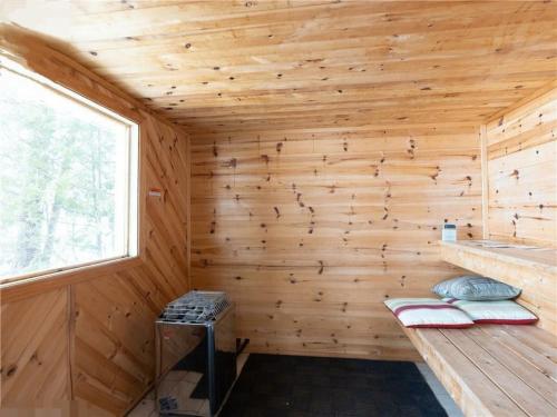 Et bad på Cozy Escape, Kawarthas Cottage With Sauna