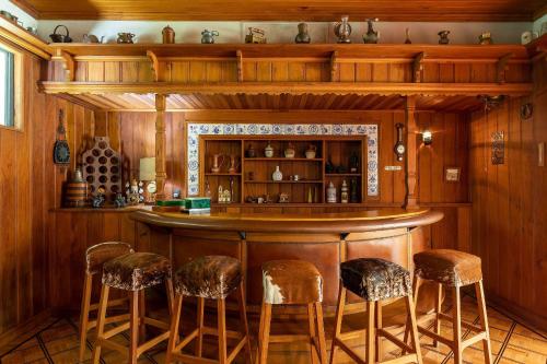 Lounge atau bar di Aconchegante Sítio na Serra com piscina em Itaipava