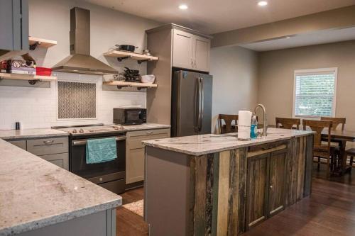 eine Küche mit einer Insel mittendrin in der Unterkunft New 4 Bedroom House for Downtown Travelers!!! in Indianapolis