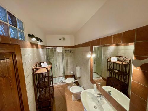 A bathroom at Casetta Luna e Sole