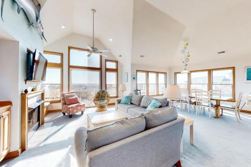 Gallery image of Ocean Song #3-CA in Avon