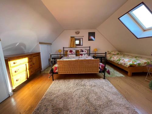 1 dormitorio con 1 cama, vestidor y ventana en LE SOULAQUET, en Soulages-Bonneval