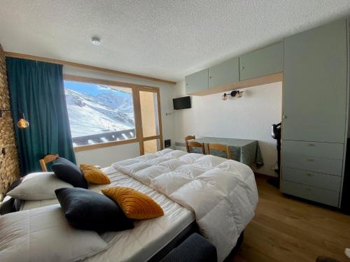 ヴァル・トランスにあるTemples du Soleilのベッドルーム(大型ベッド1台、大きな窓付)