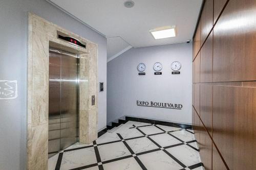アスタナにあるEXPO BOULEVARD-5のバスルーム(シャワー付)、壁掛け時計が備わります。