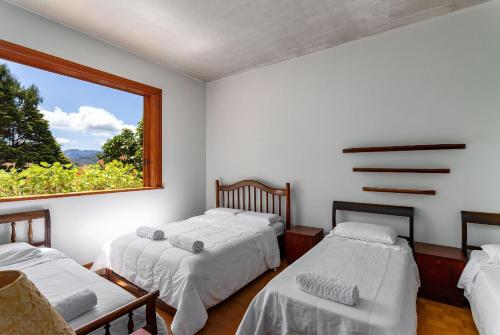 Katil atau katil-katil dalam bilik di Aconchegante Sítio na Serra com piscina em Itaipava