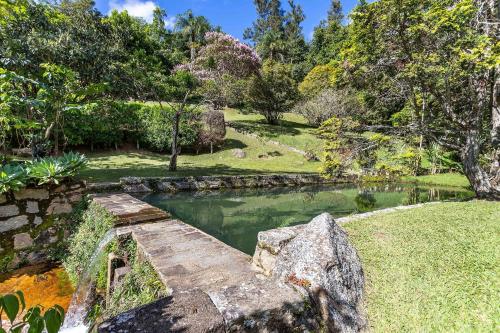 Taman di luar Aconchegante Sítio na Serra com piscina em Itaipava