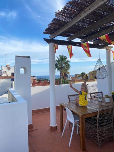 pluszak siedzący na stole na patio w obiekcie Casa La Mata w mieście Torrevieja