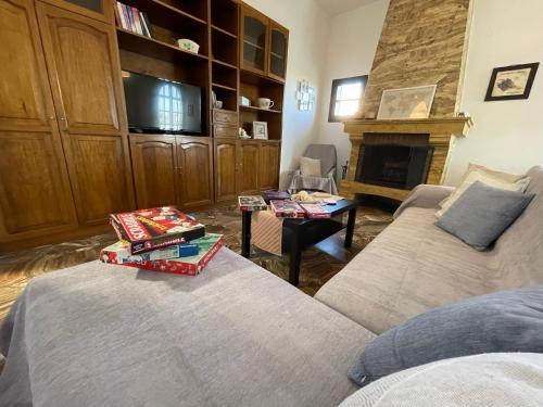 Гостиная зона в Fyrogenis Cozy Family Friendly House in Gournes