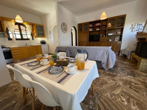 Кухня или мини-кухня в Fyrogenis Cozy Family Friendly House in Gournes
