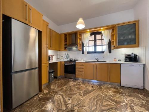 Кухня или мини-кухня в Fyrogenis Cozy Family Friendly House in Gournes

