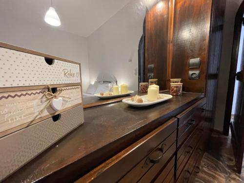 eine Küche mit einer Theke mit Kerzen darauf in der Unterkunft Fyrogenis Cozy Family Friendly House in Gournes in Gournes
