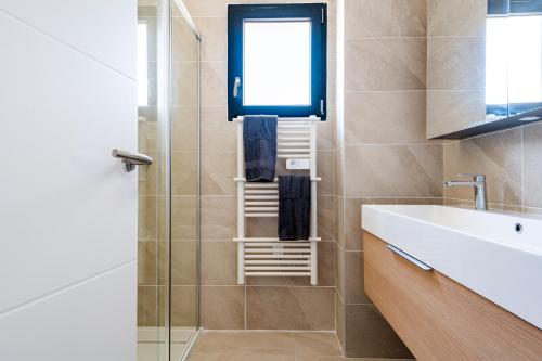 een badkamer met een wastafel en een douche bij La Perle Villa neuve, proche gare, comédie, et tramway in Montpellier