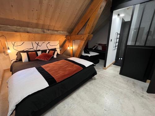 une chambre avec un grand lit et une télévision à écran plat dans l'établissement Sous les toits, by Refuges en ville, à Bourg-Saint-Maurice