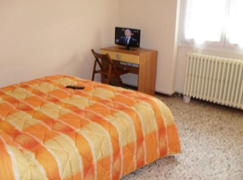 a bedroom with a bed and a desk with a computer at Borno B&B in Borno