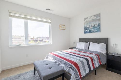 Affordable 1BD, Comfy Queen Beds, with GYM في انديانابوليس: غرفة نوم بيضاء بها سرير ونافذة