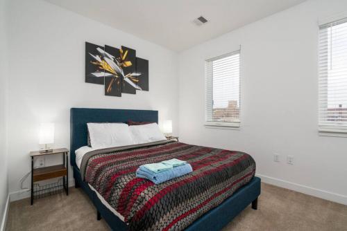 1 dormitorio con 1 cama y reloj en la pared en Cozy 2-Bedroom Fountain Square Indy, en Indianápolis