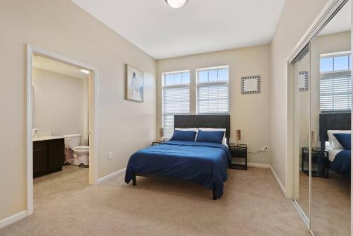 Ένα ή περισσότερα κρεβάτια σε δωμάτιο στο Downtown INDY private bedroom - Shared