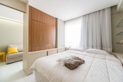 1 dormitorio con 1 cama blanca grande y toallas. en Excelente flat em Setúbal Boa Viagem até 4 pessoas cercado por restaurantes e supermercados PM805, en Recife
