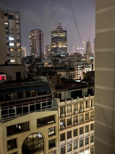 vistas a una ciudad por la noche con edificios en Hermoso departamento minimalista en Buenos Aires