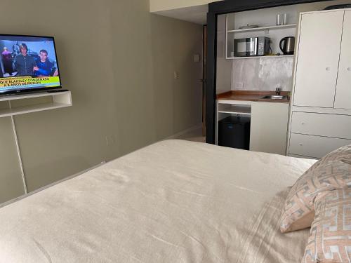 1 dormitorio con 1 cama y TV de pantalla plana en Hermoso departamento minimalista en Buenos Aires