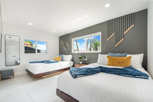 TamiamiにあるDeluxe house heated pool L08のベッドルーム1室(青い枕のベッド2台付)