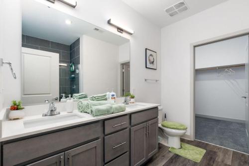 La salle de bains est pourvue d'un lavabo, de toilettes et d'un miroir. dans l'établissement Luxurious 2-Bedroom, Whitestown, à Whitestown