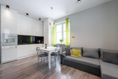 un soggiorno con divano e tavolo di HILLWOOD Apartment a Łódź