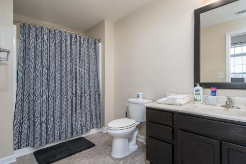 y baño con aseo, lavabo y ducha. en Private Bedroom Downtown INDY - Shared, en Indianápolis