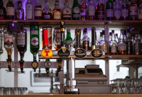 een bar met veel flessen alcohol bij The Rhiconich Hotel in Kinlochbervie