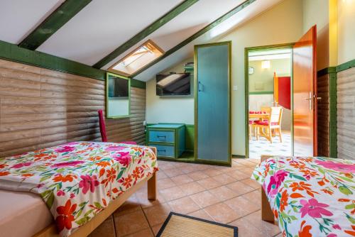 sypialnia z 2 łóżkami i jadalnią w obiekcie Apartment RIKY w Crikvenicy