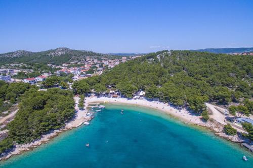 an aerial view of a beach with trees and water at Apartments Calida A in Drage